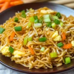 Chinesisch gebratene Nudeln mit Ei und Gemüse